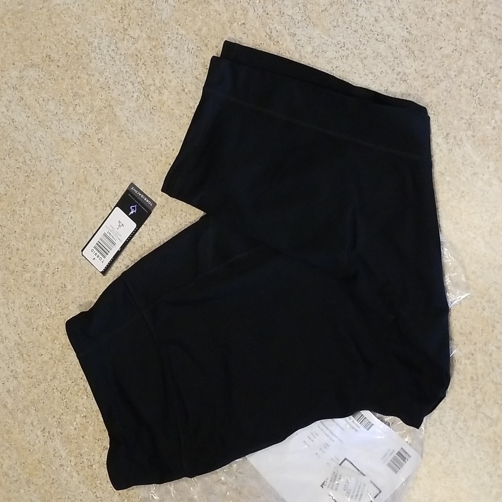 NWT Torrid active capri legging size 2/ 2x / 18-20 black with pockets